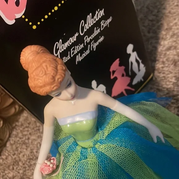Barbie - 1963 Senior Prom Porcelain Musical figurine. (Reproduction 1994) - Picture 13 of 17